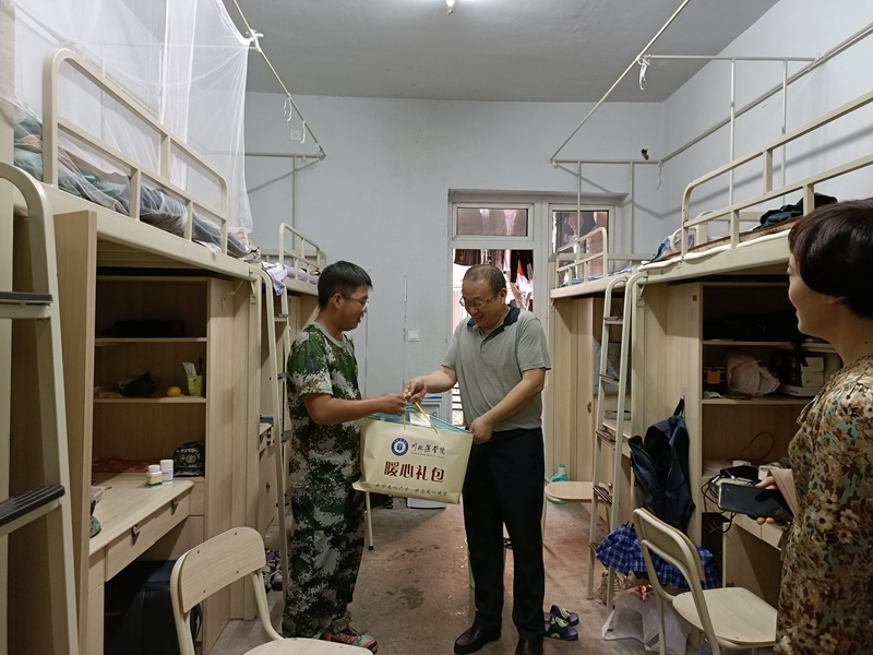 校领导深入寝室走访2021级新同学