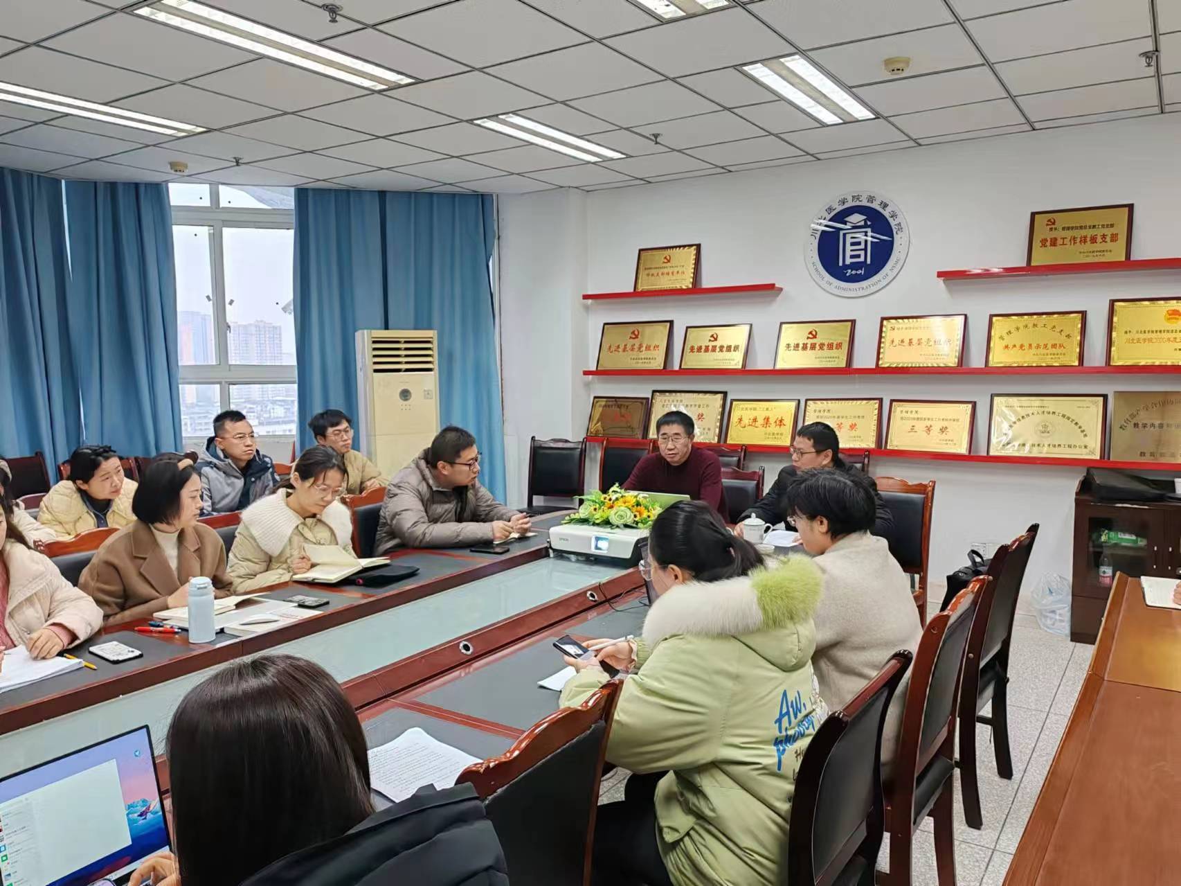管理学院邀请陈成文教授开展科研指导座谈会
