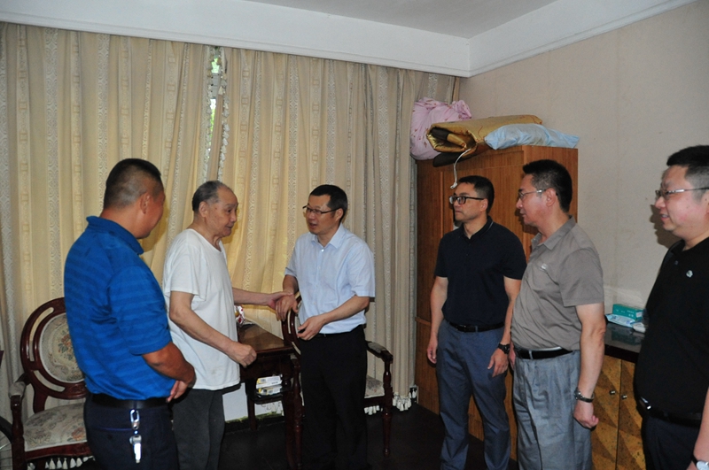 学校召开退役军人慰问座谈会