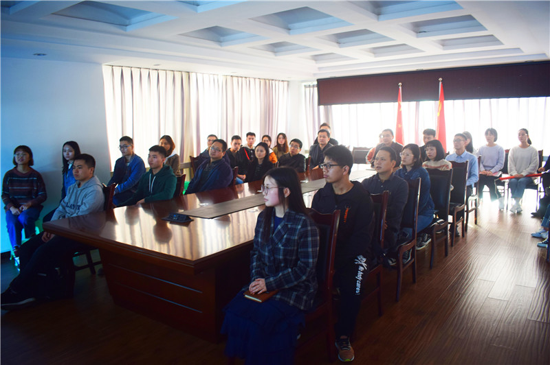向阳-会议室观看纪录片.jpg 向阳-会议室观看纪录片.jpg