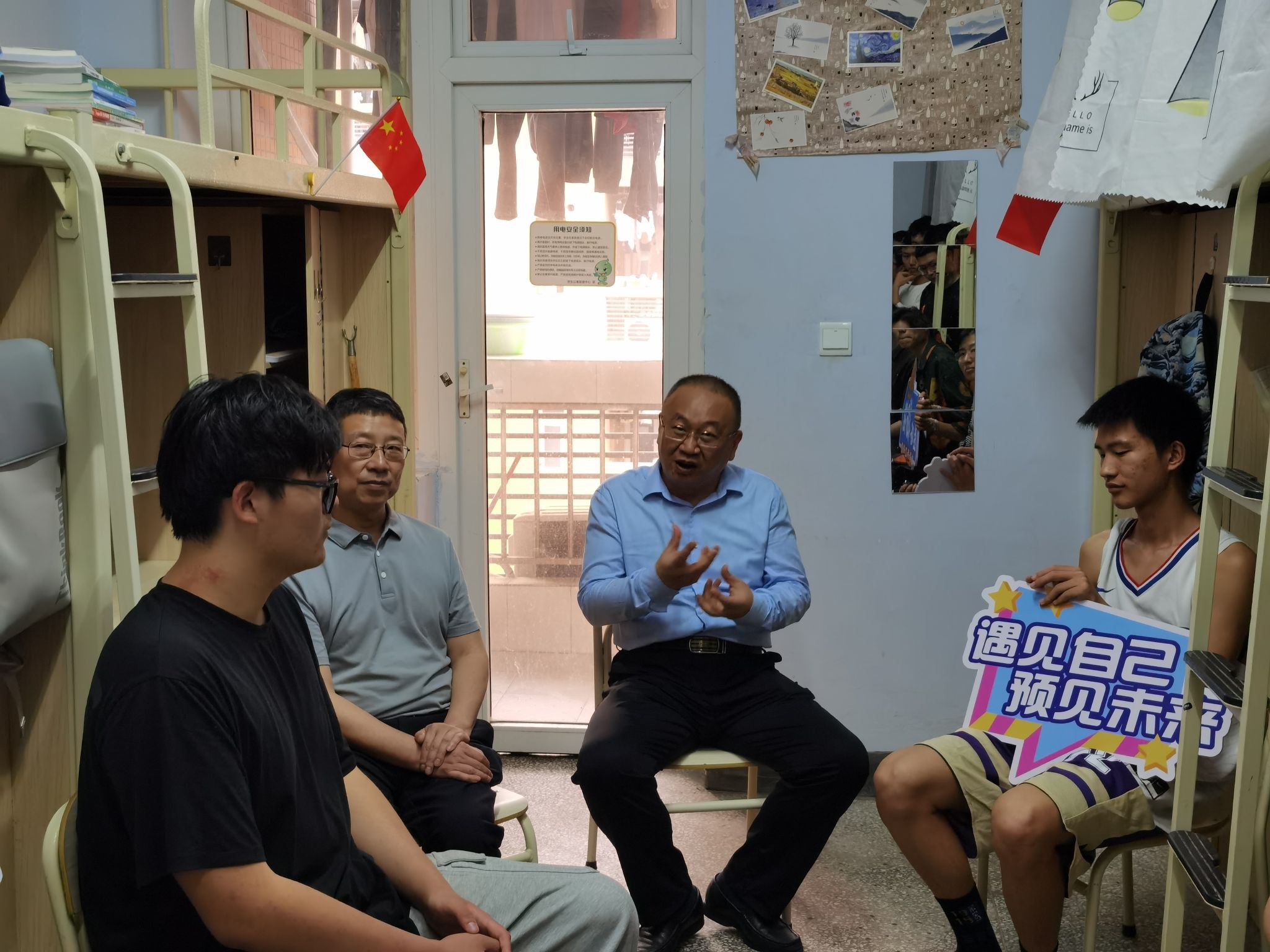 校领导深入法医学专业学生宿舍开展职业生涯规划指导活动