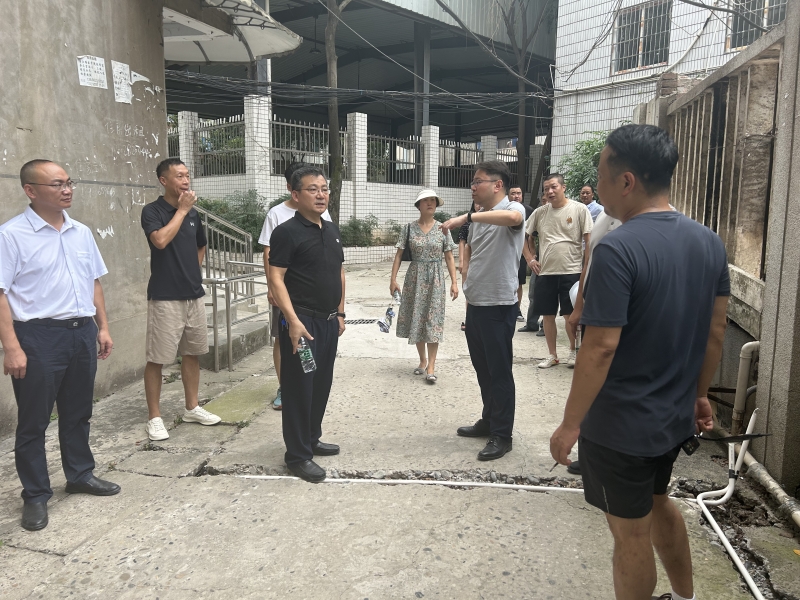 何永斌深入一线检查学校后勤暑期重点工作并慰问高温作业工作者