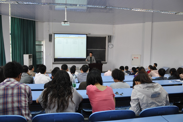 学校召开2010级研究生转入课题阶段岗前培训会