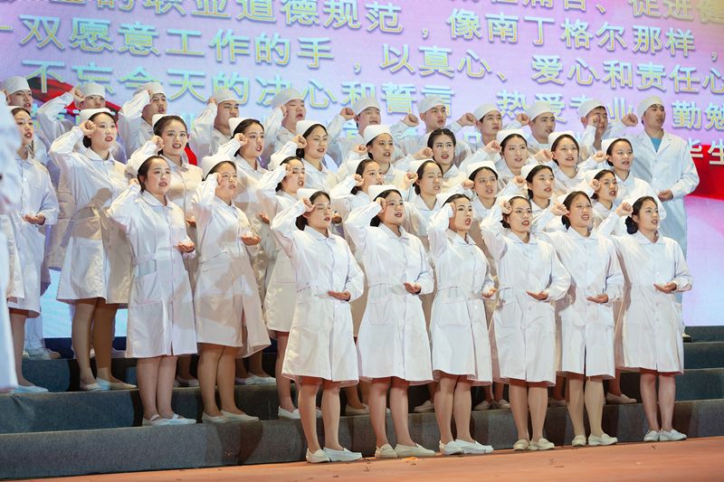 学校举办庆祝第110个国际护士节“承百年伟业 弘护理仁心”文艺晚会