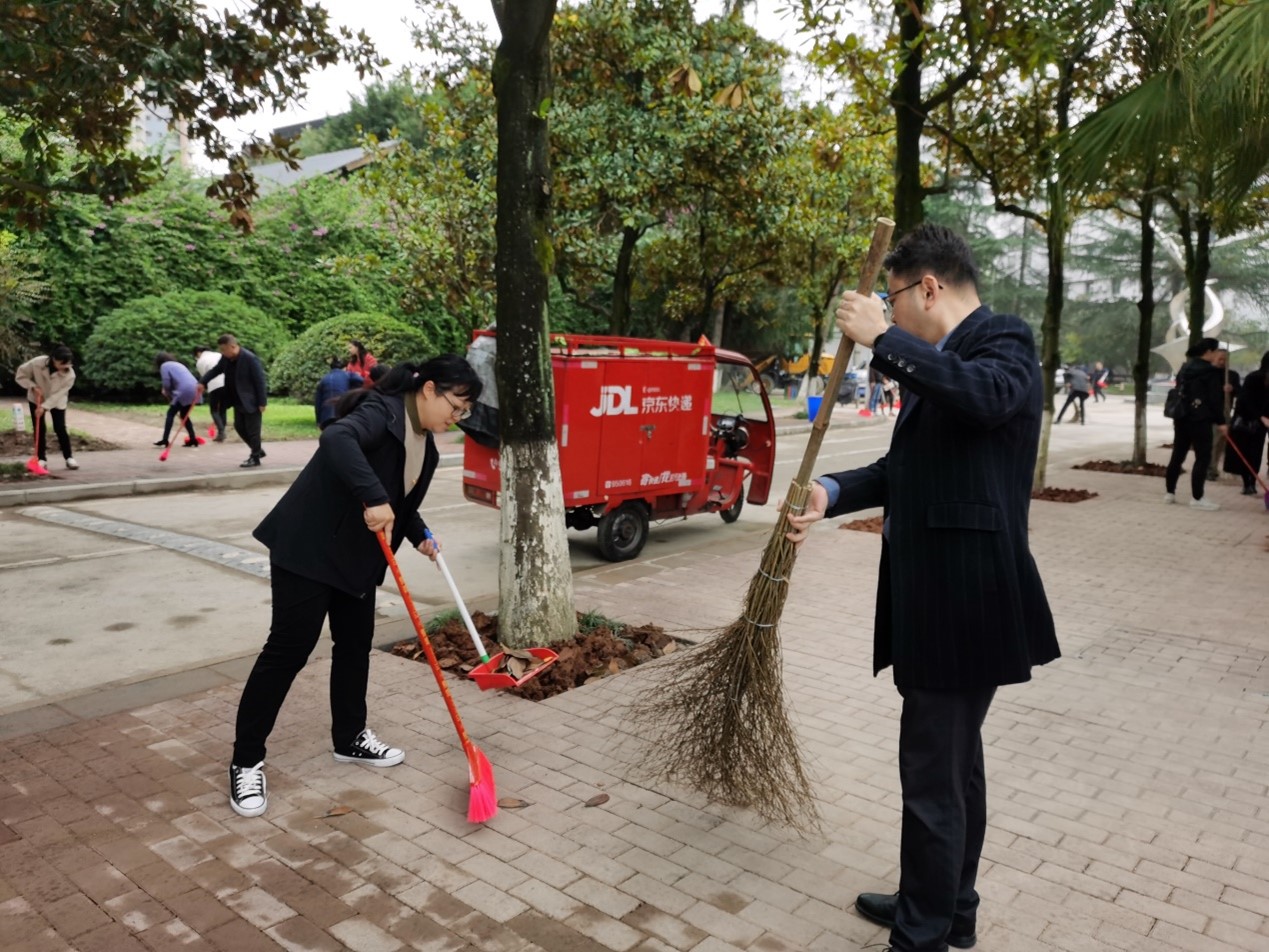 国有资产管理处党支部参加“学史立行，文明有我，喜迎建校70周年校园卫生清洁行”主题党日活动