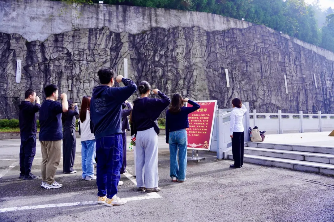 司丽静老师带领麻醉学系“红色助魂·实践育人”研究生实践团赴华蓥山开展教育实践活动
