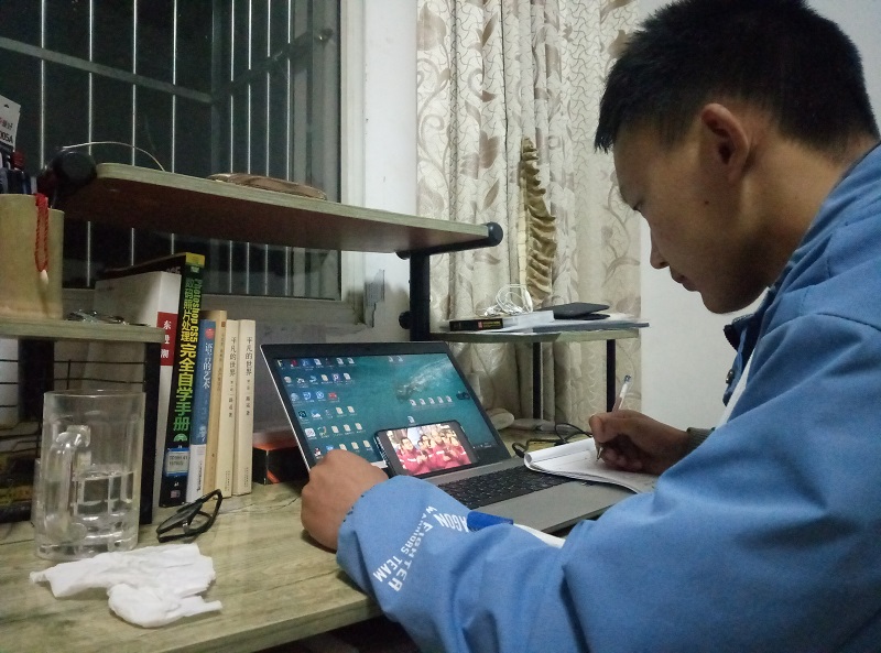 口腔医学系党总支组织全体师生观看“致敬向疫而行的你”