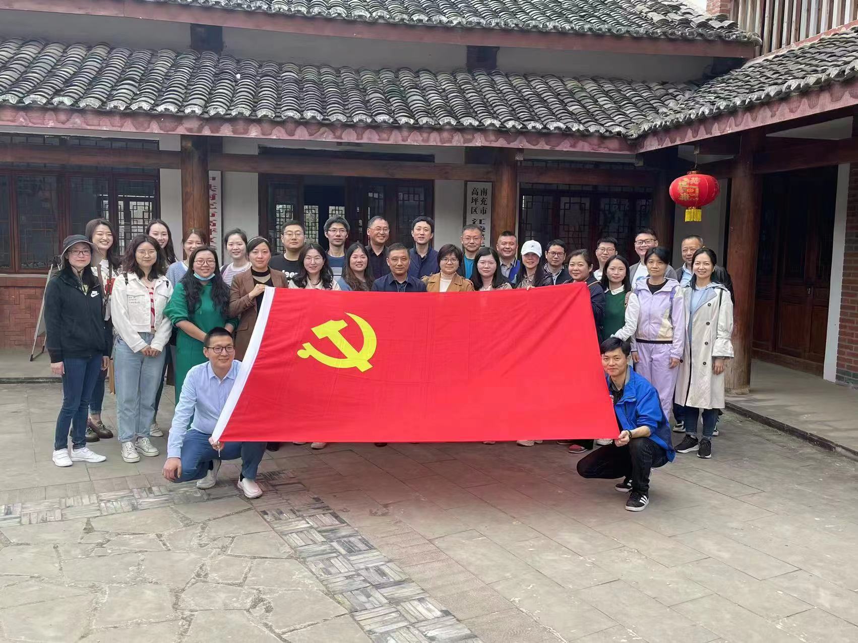 管理学院工会小组赴高坪区江陵镇开展“亲近自然、拥抱春天”春游踏青活动