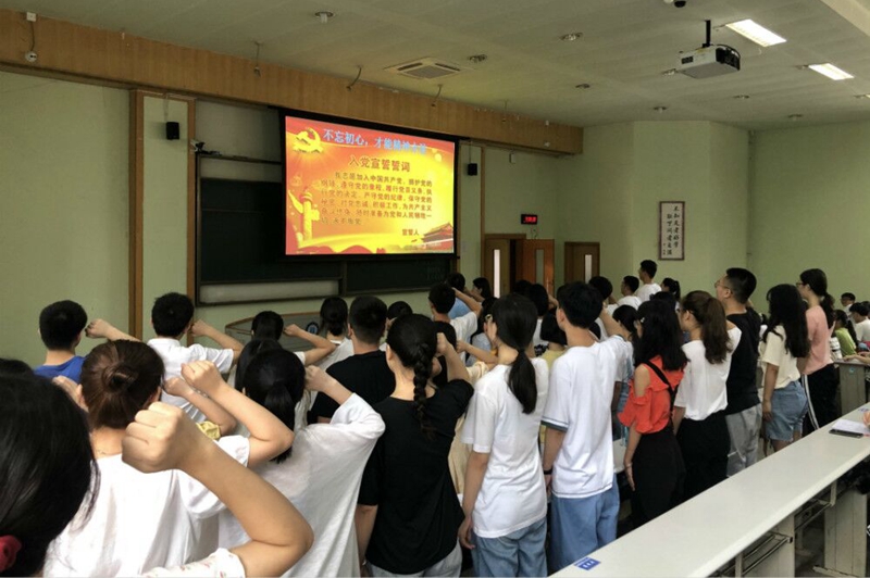 基础医学院党总支举行新发展党员入党宣誓仪式