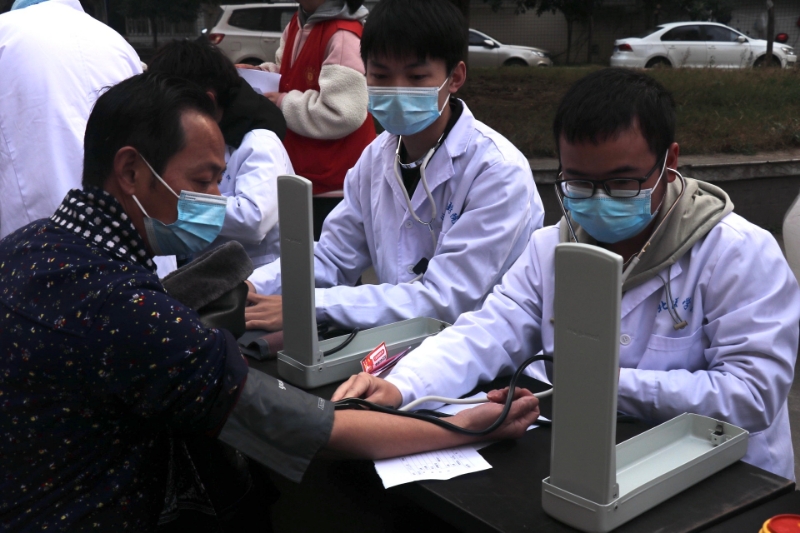 医学影像学院“12.5国际志愿者日”开展社区 志愿服务义诊活动