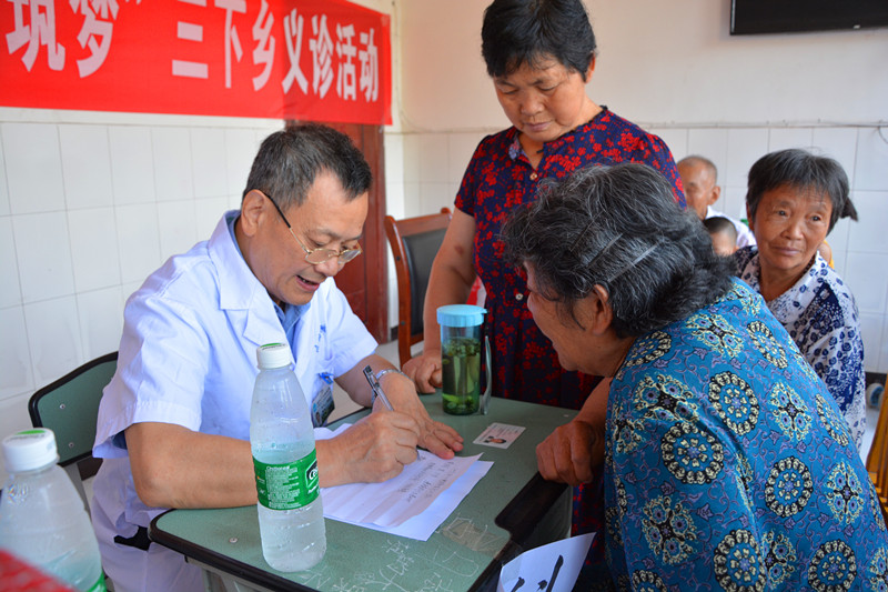 酷暑盛夏 心系农村——我校民盟医学专家开展“七十载同心，新时代筑梦”三下乡义诊活动