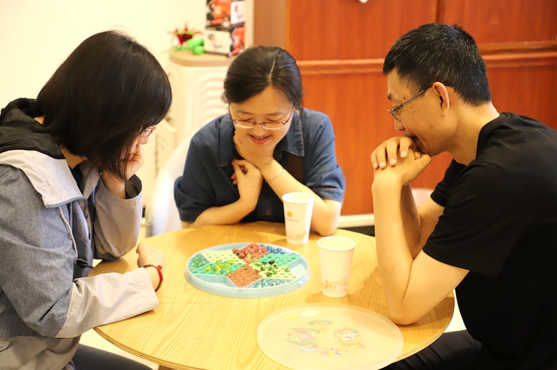 校医院工会开展“以棋会友，增进友谊”棋牌活动