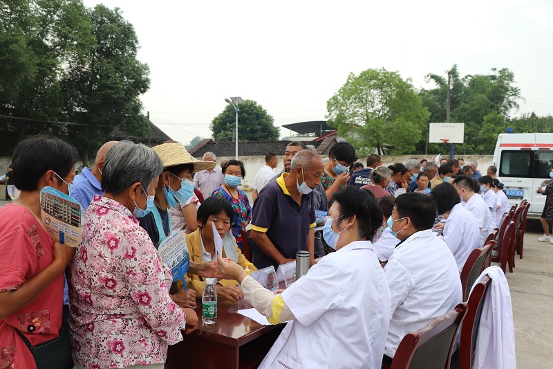 爱心义诊走基层  助力脱贫送健康