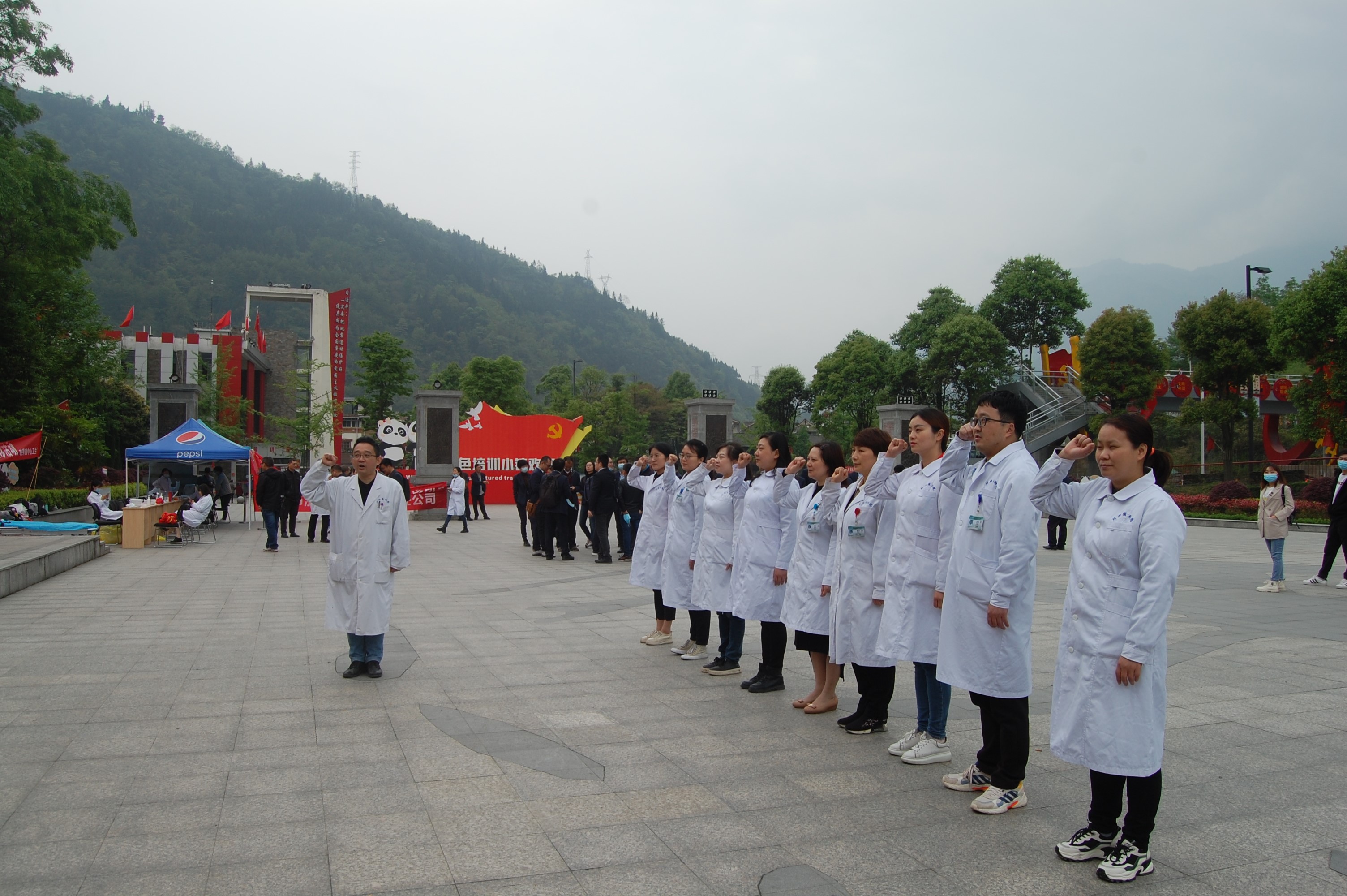 眼视光学系赴映秀镇开展义诊活动