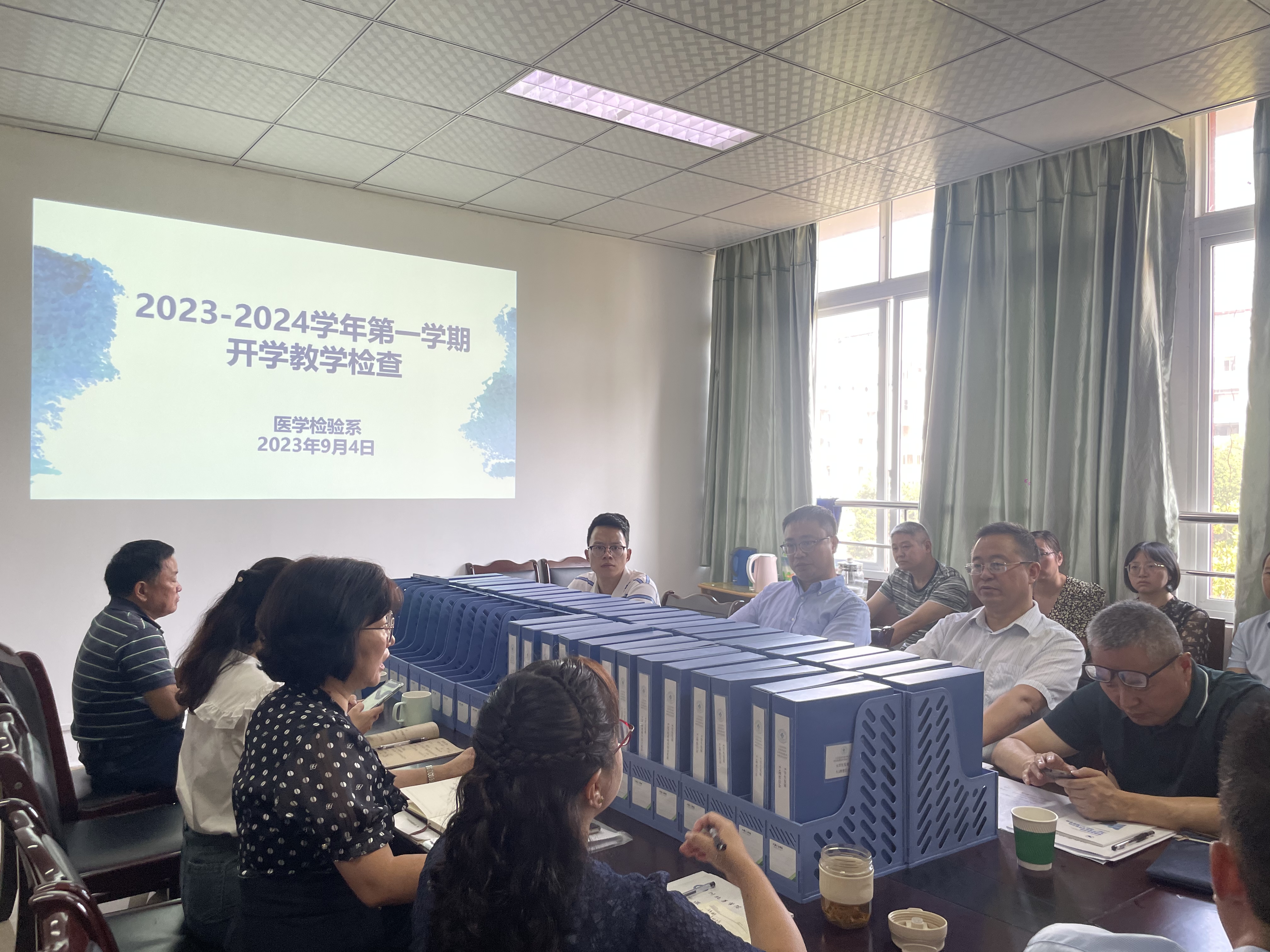 学校领导带队到医学检验系进行开学教学检查