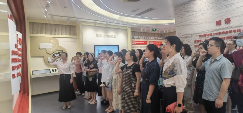 “正心明道,怀德自重”