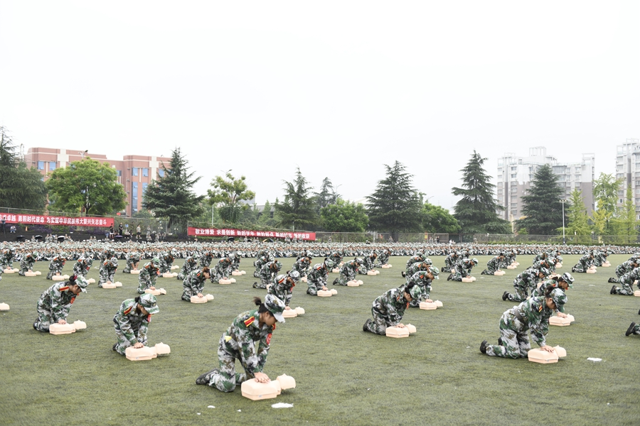 展飒爽军姿 铸青春斗志 我校举行2021年军训总结大会