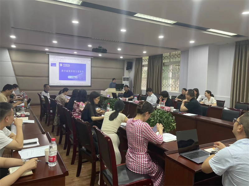 专家再次入校指导教学成果培育工作