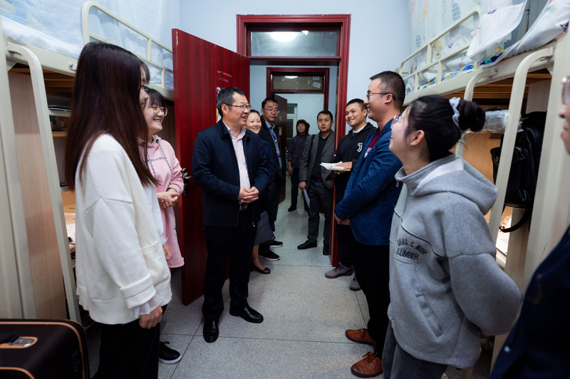 校领导深入宿舍联系学生