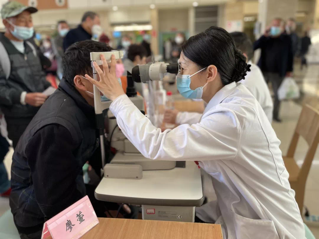 师生携手行义诊,暖心服务零距离:眼视光医学院开展世界青光眼周志愿服务活动
