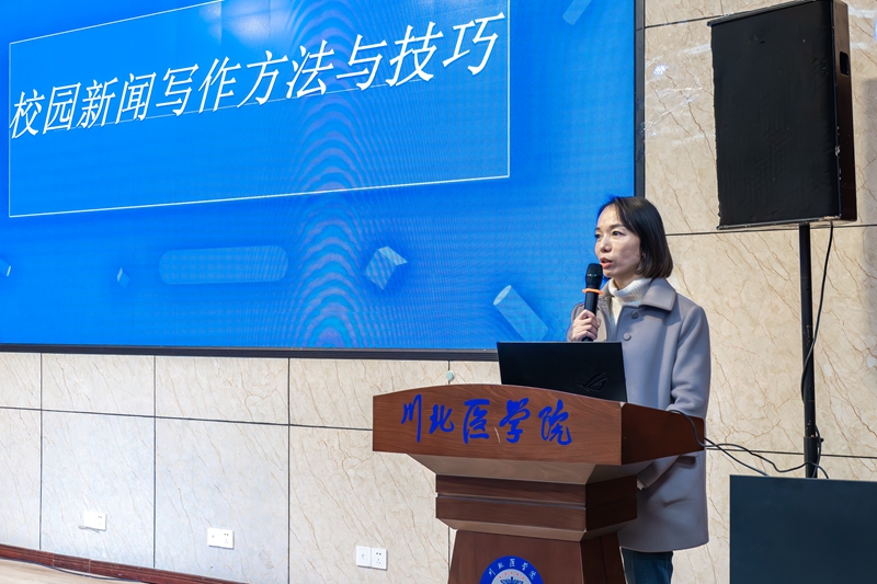 学校举办第三届“新闻嘉年华”活动