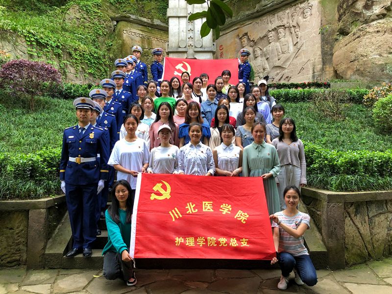 百年追寻·青春向党 护理学院学生党员与“人民守夜人”同上党史教育课