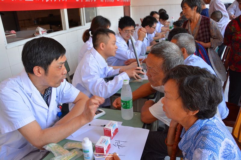 酷暑盛夏 心系农村——我校民盟医学专家开展“七十载同心，新时代筑梦”三下乡义诊活动