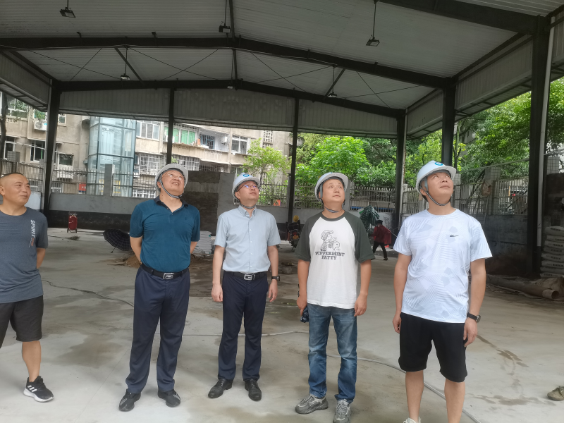 校领导深入后勤暑期在建工程现场指导工作