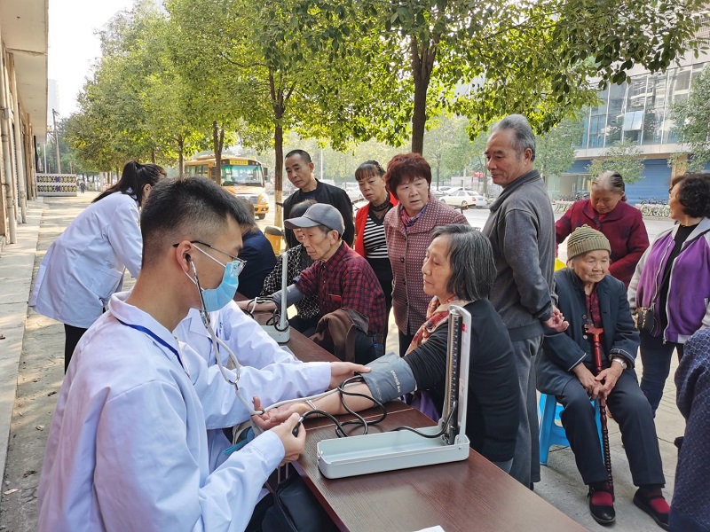 志愿服务进社区，爱心义诊暖人心