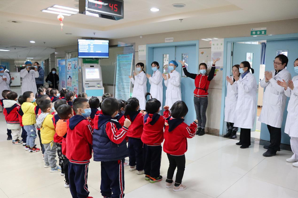 “感恩于心,用爱传递”——南充一中附小幼儿园师生到 川北医学院附属医院口腔科开展感恩节系列活动