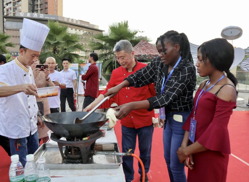 我校来华留学生参加南充美食暨庆端午活动