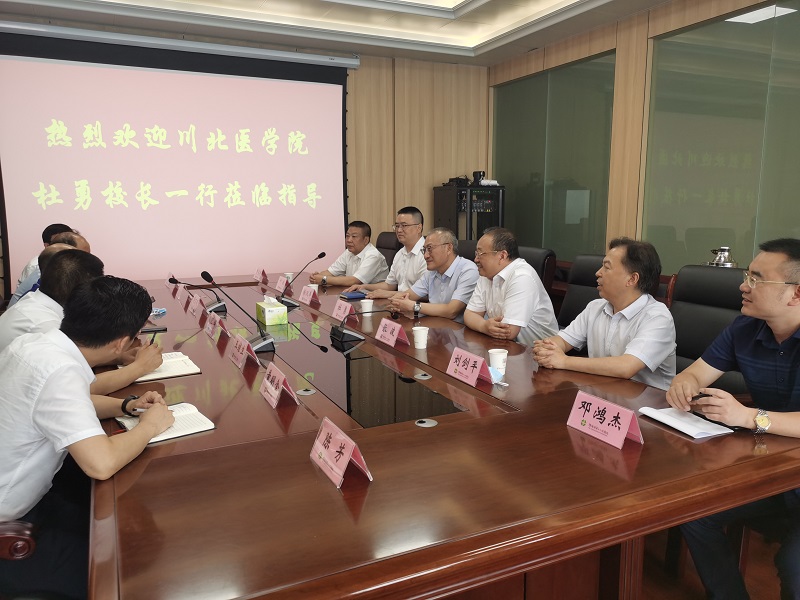 学校领导带队到绵阳看望实习同学