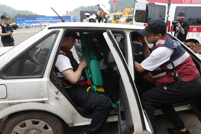 四川（川北）紧急医学救援队圆满完成成南高速公路 大型交通事故应急救援联合演练