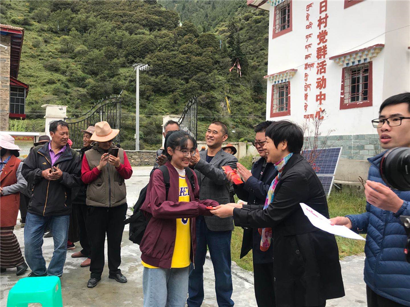 我校附属医院赴甘孜阿坝开展“党建+”脱贫攻坚系列活动