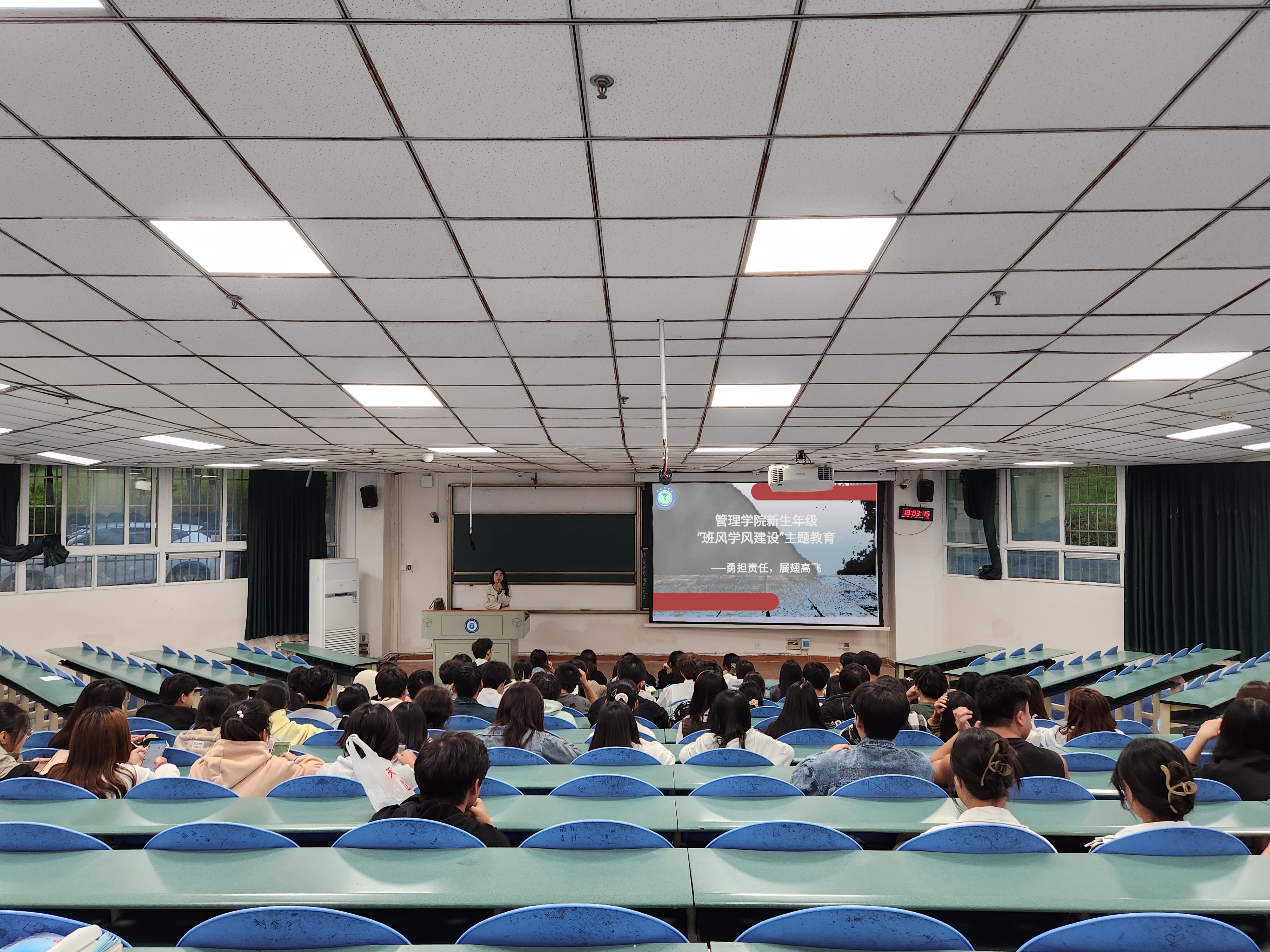 学院开展新生年级“班风学风建设”主题教育