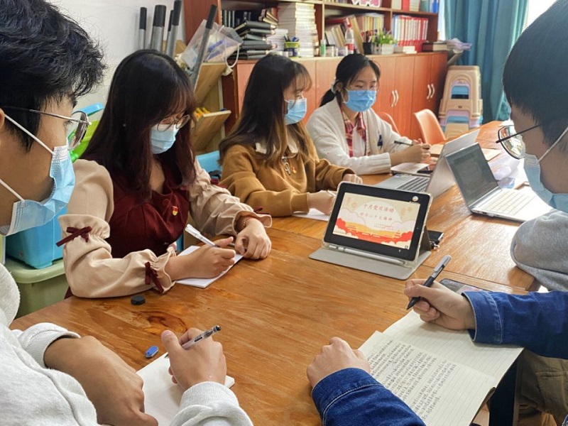 中西医临床医学系开展“掌舵领航谋复兴,踔厉奋发向未来”学习二十大精神主题党日活动
