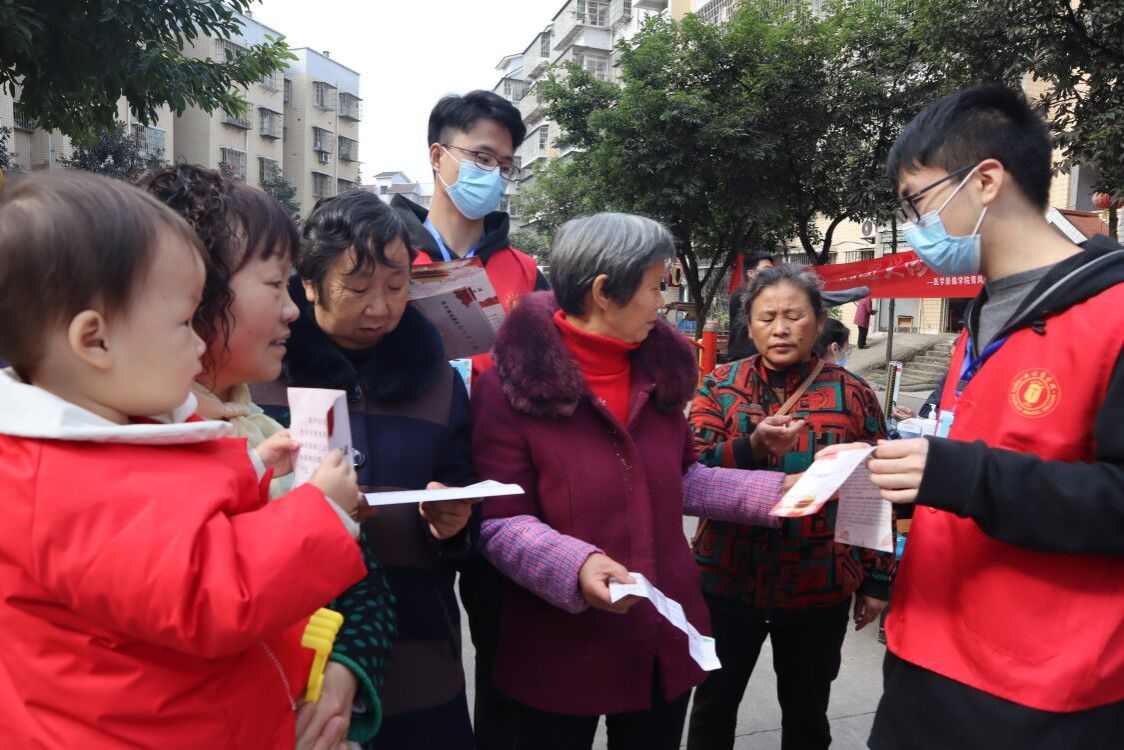 医学影像学院青风志愿服务队赴金水湾小区 开展“青风入万家 义诊暖人心”志愿服务活动