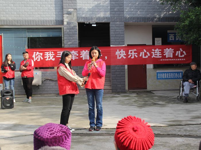 快乐手牵手,温暖心连心