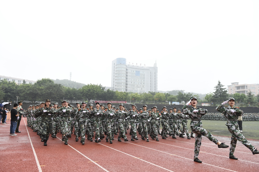 展飒爽军姿 铸青春斗志 我校举行2021年军训总结大会