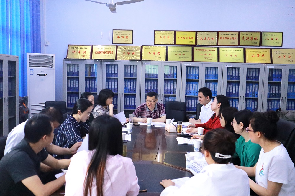 学校党委副书记黄平带队检查我系三个辅导员工作室建设