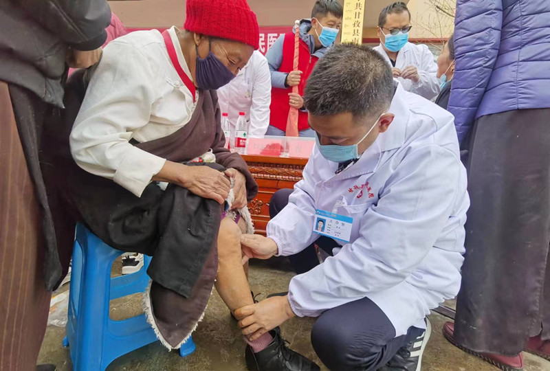 我校附属医院定点帮扶、对口支援力量联合开展2023年甘孜县义诊巡诊活动