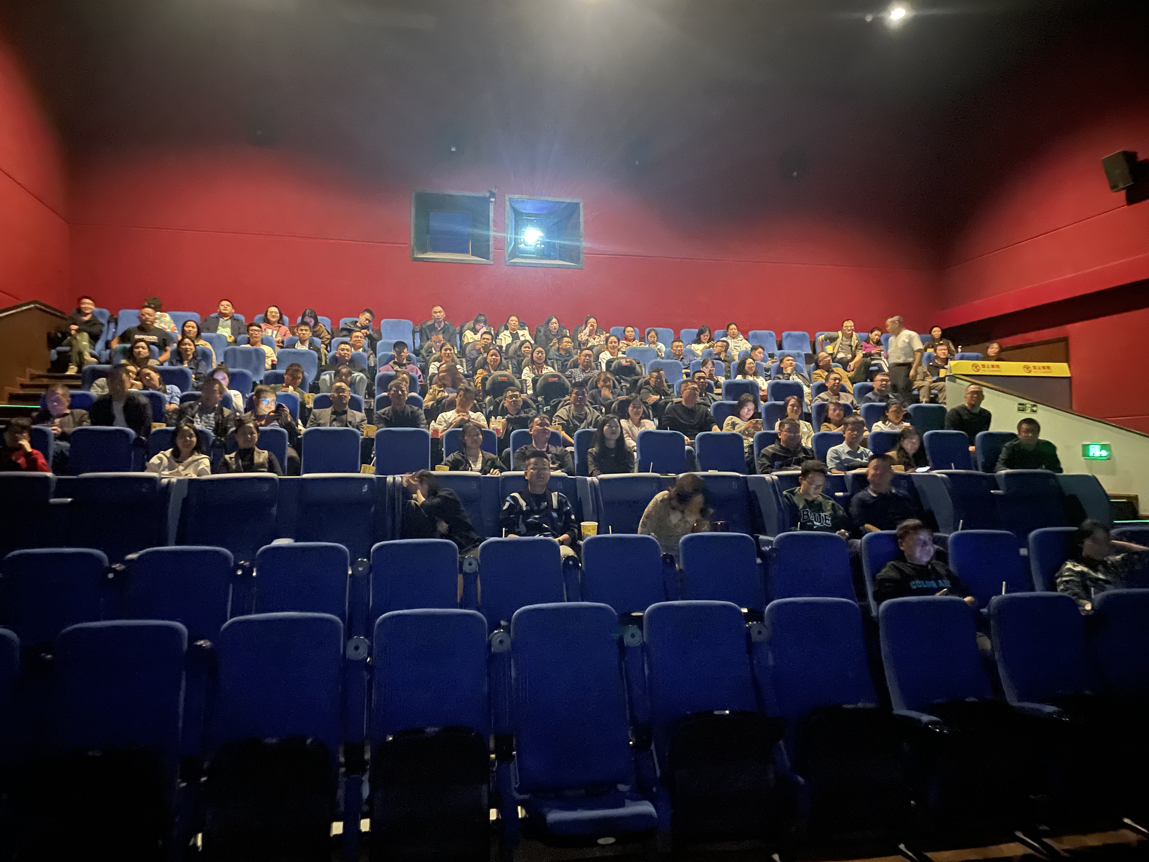 机关一、二、三工会联合举办《志愿军：雄兵出击》红色观影活动