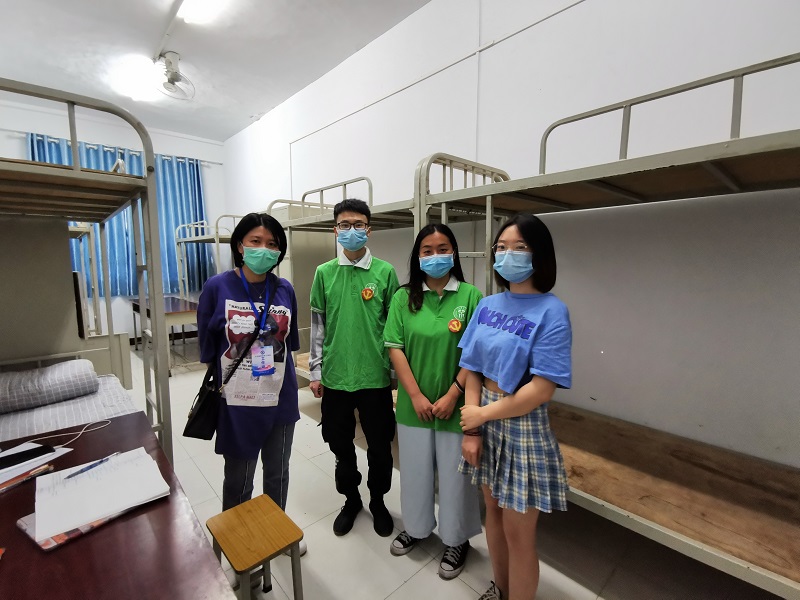 口腔医学系党总支看望慰问隔离学生