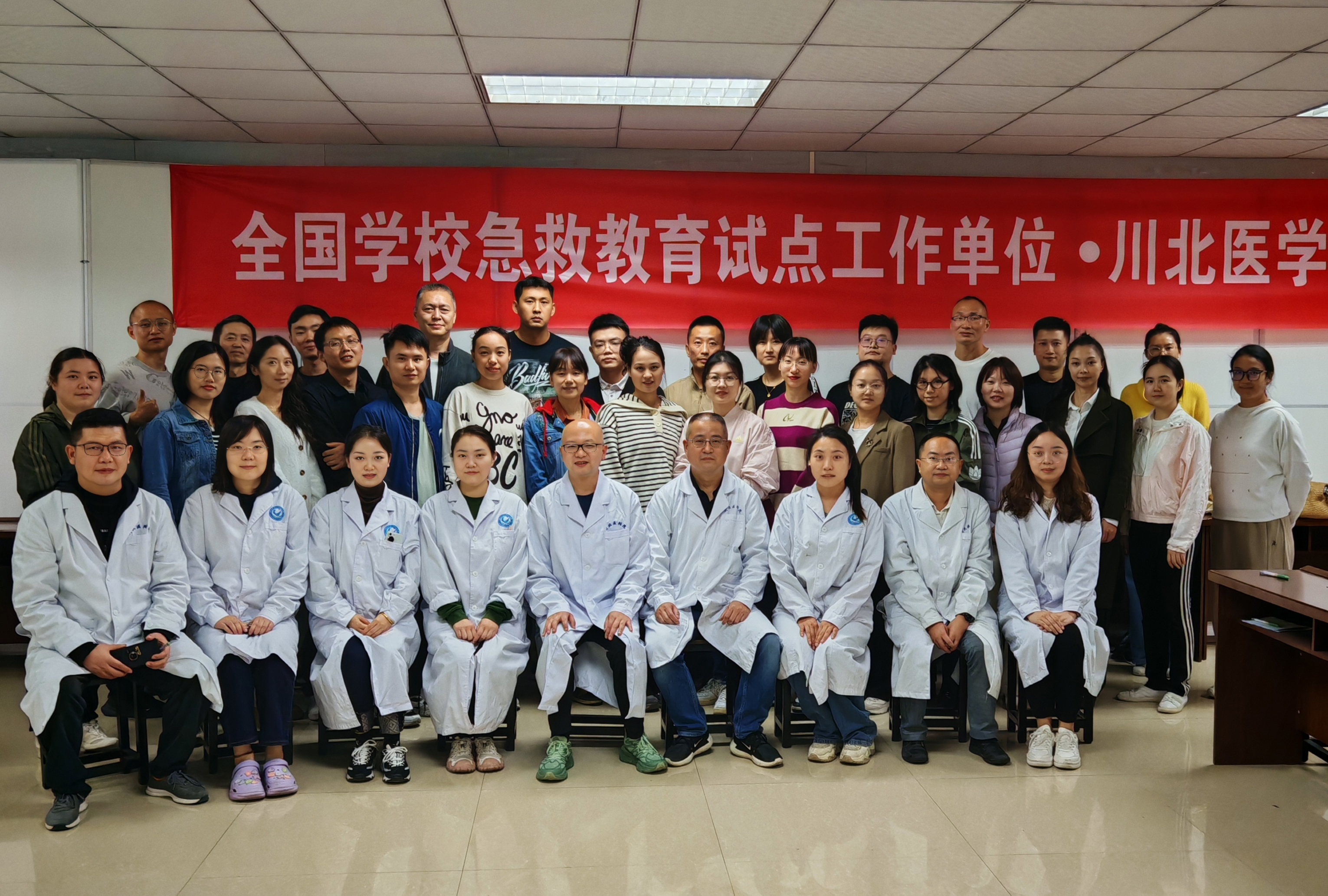 校医院举办教职工红十字救护员培训