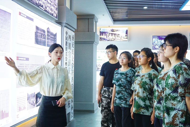 校团委组织国旗仪仗队赴校史馆参观学习