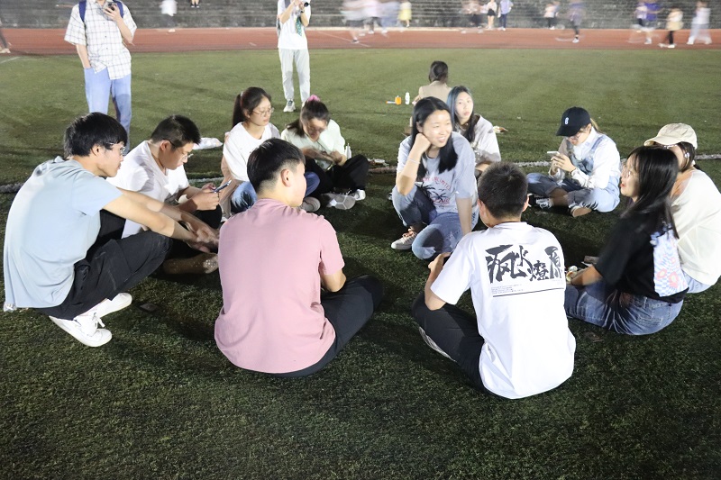 药学院临床药学同学开展班级团建活动