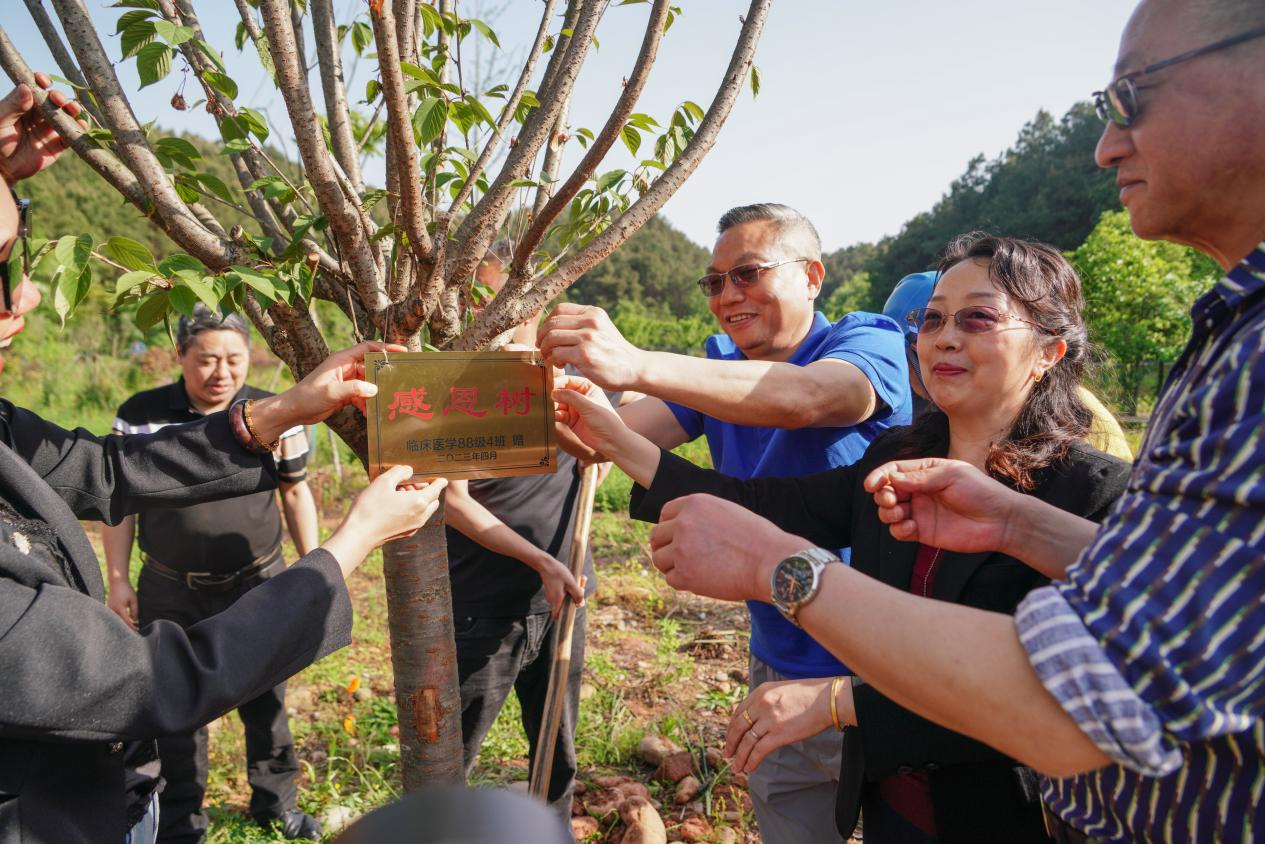 我校临床医学88级校友举行毕业30周年返校感恩活动