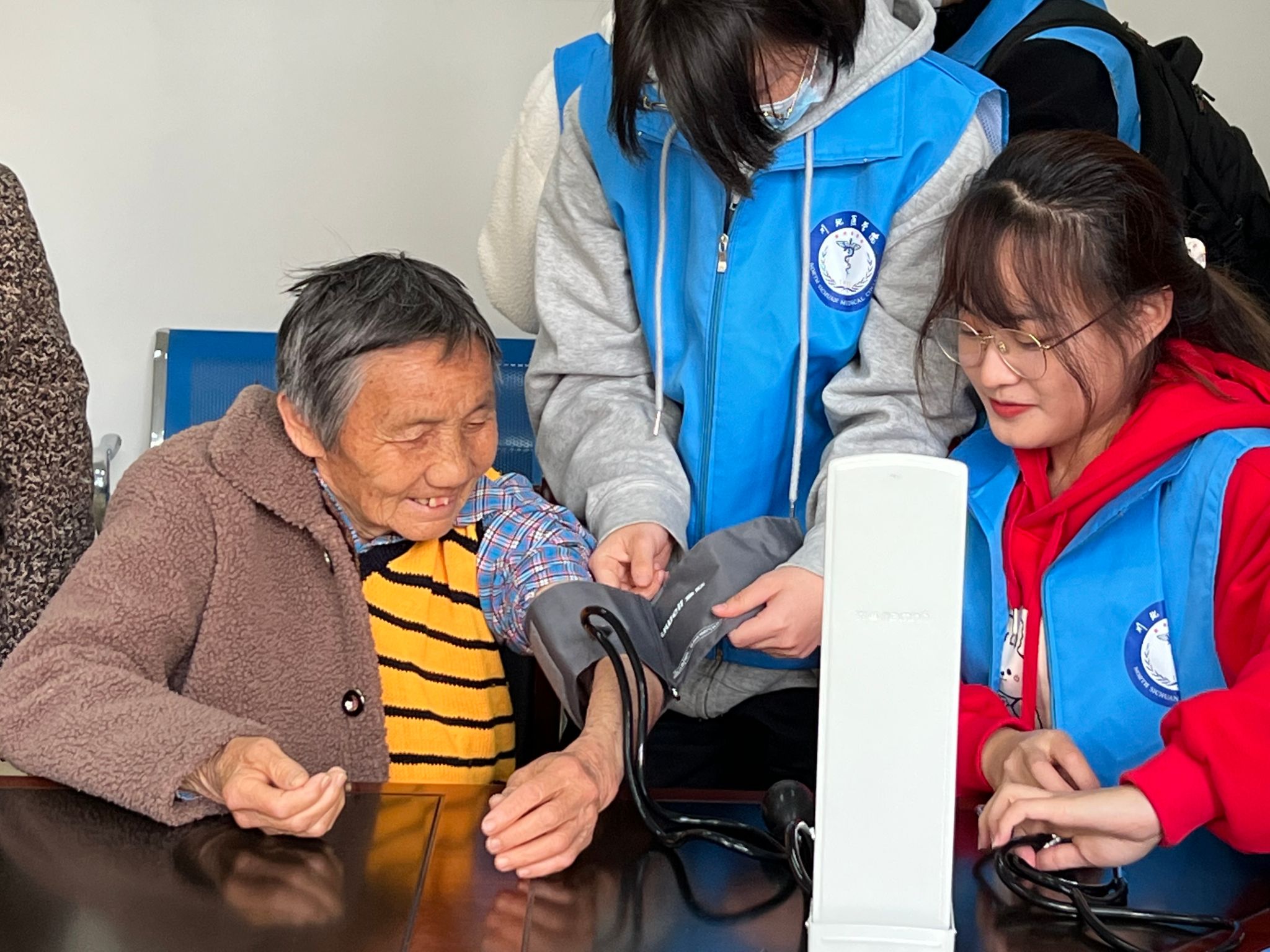 基础医学与法医学院社区志愿活动顺利开展