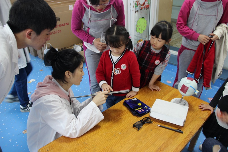 眼视光学系开展“第十三届金视活动之明眸行动”爱眼日活动