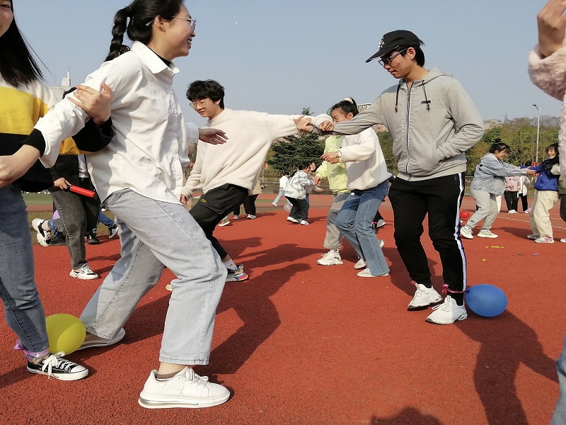 中西医临床医学系“活力人生”体育训练营开展素质拓展竞赛活动